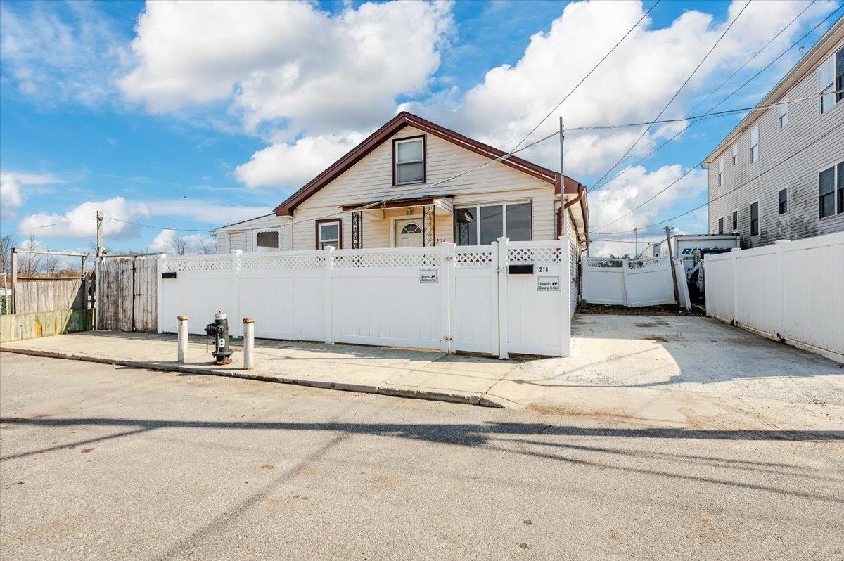 Beach 3rd Street, Far Rockaway, Queens, NY - 6 Bedrooms  
4 Bathrooms - 