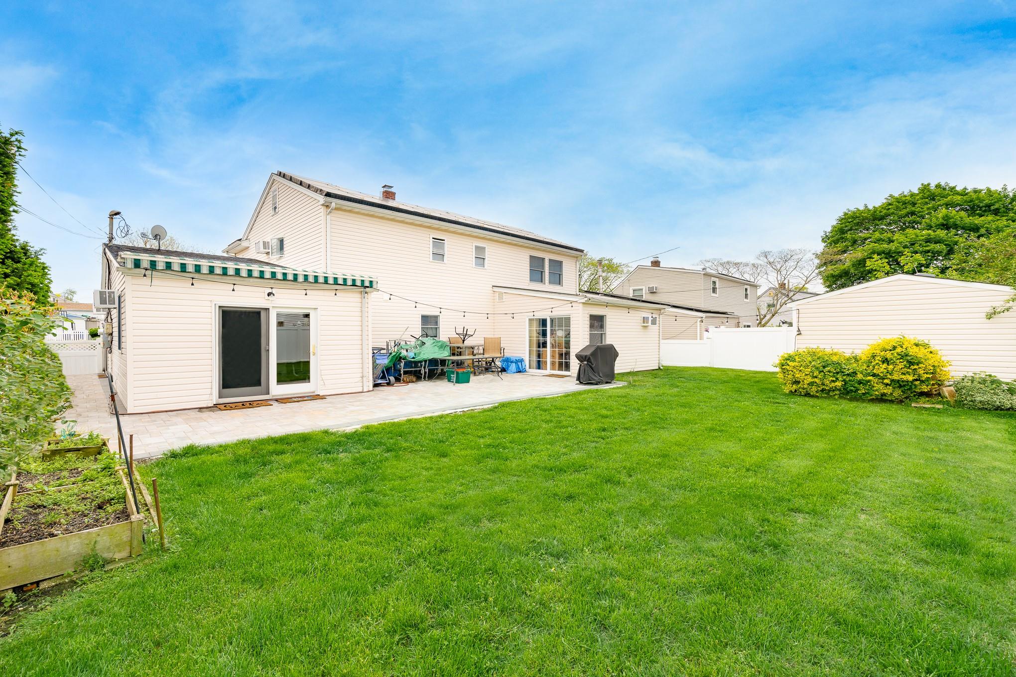 29 Water Lane, Levittown, New York image 15