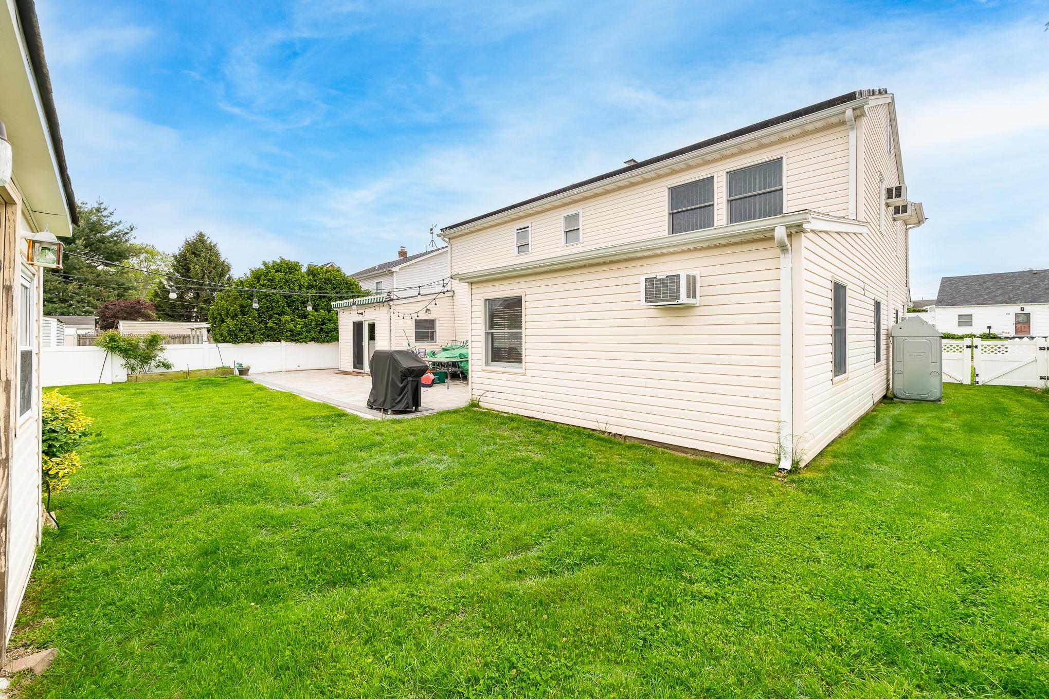 29 Water Lane, Levittown, New York image 16