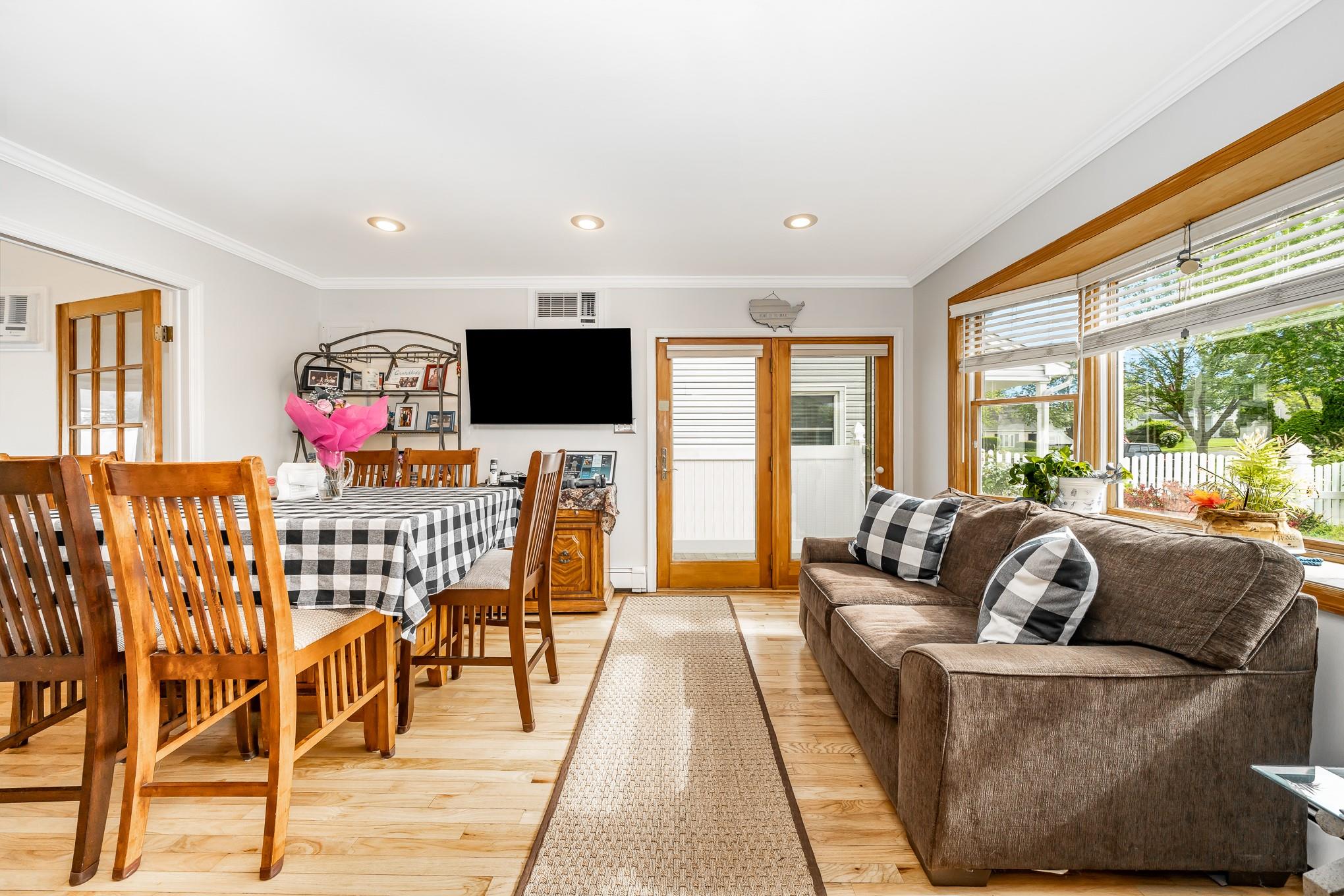 29 Water Lane, Levittown, New York image 3