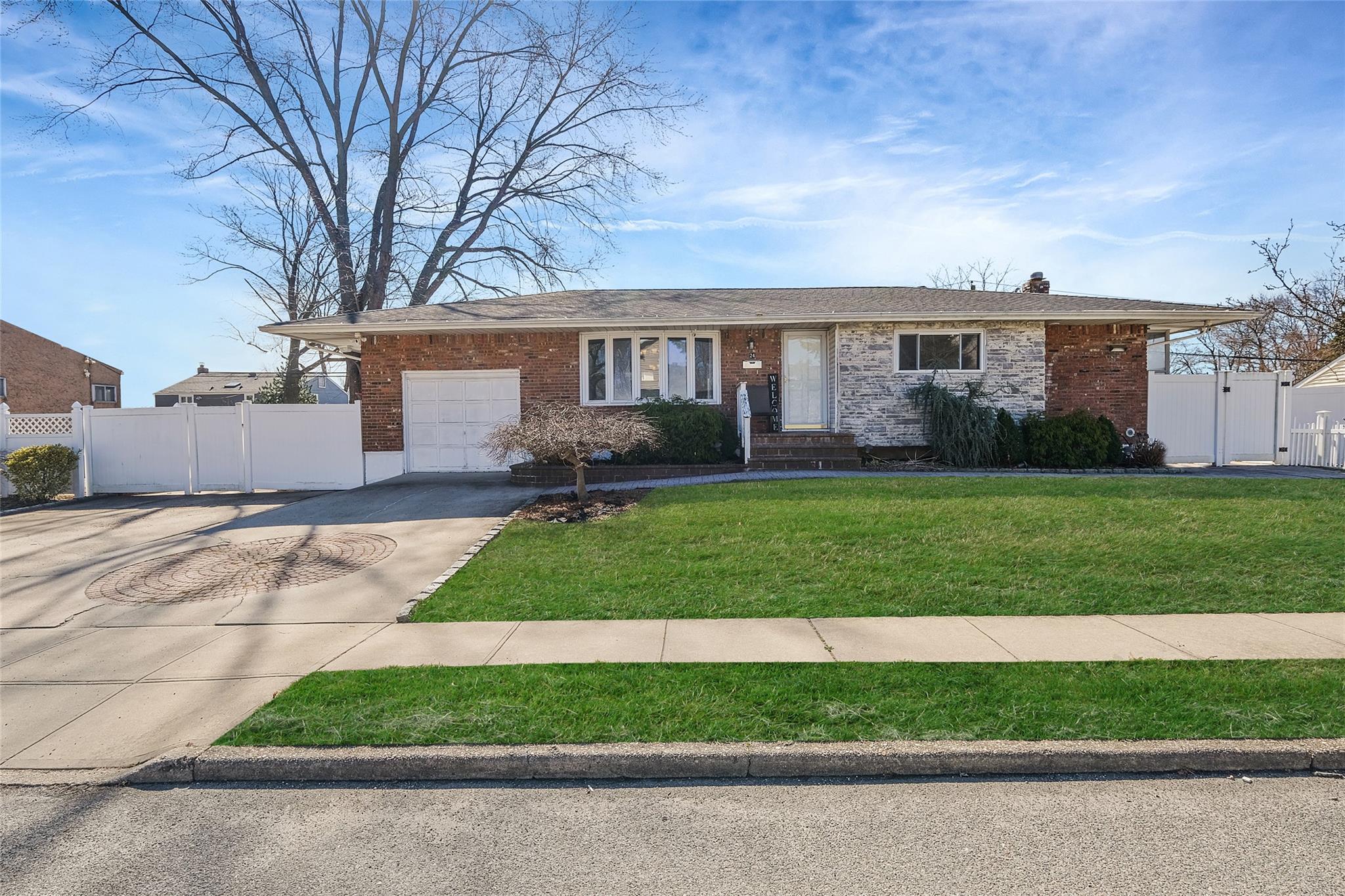 24 Sheldon Place, Commack, New York image 1