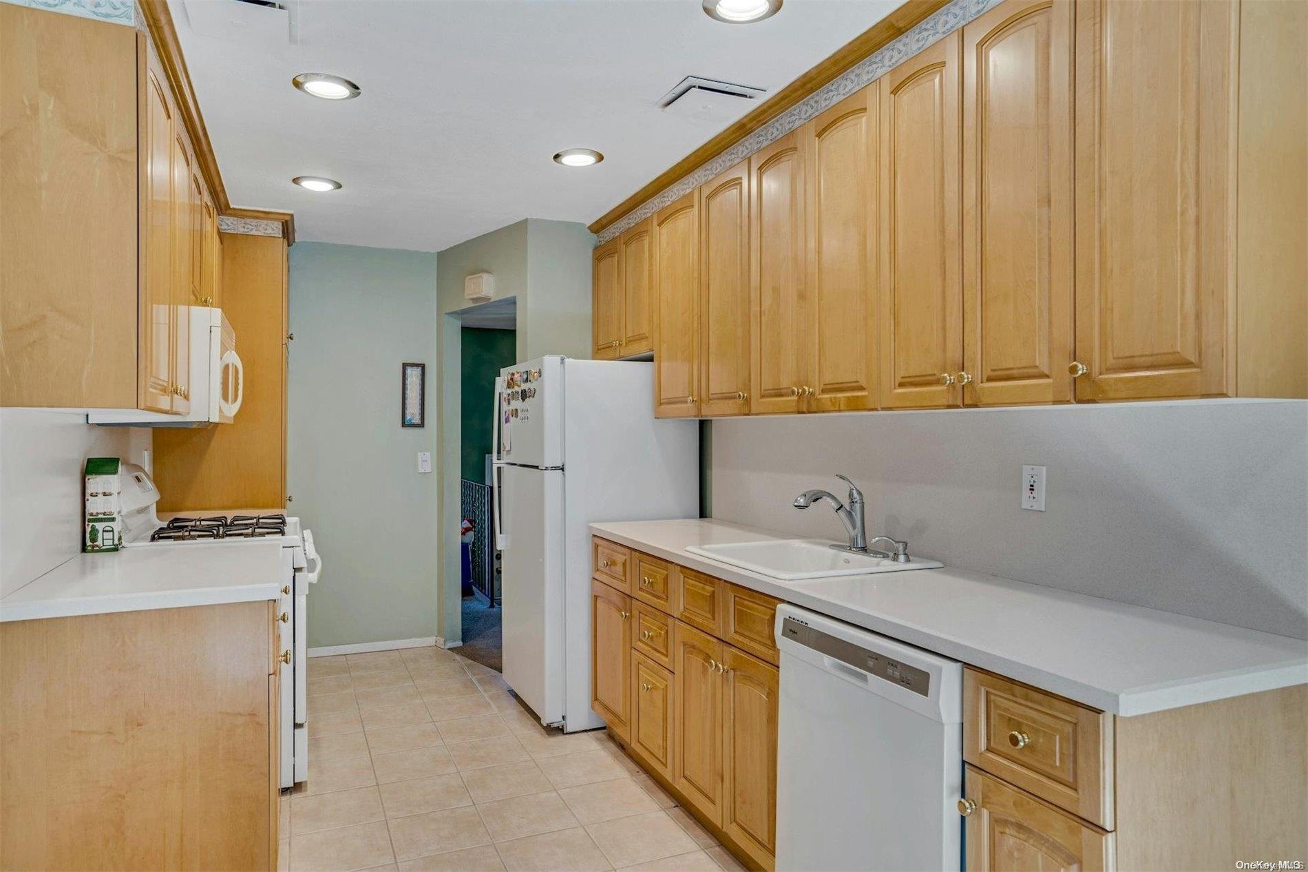 18 Greg Lane, East Northport, New York image 15