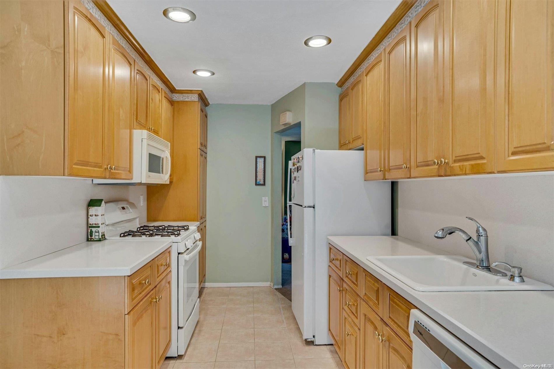 18 Greg Lane, East Northport, New York image 16