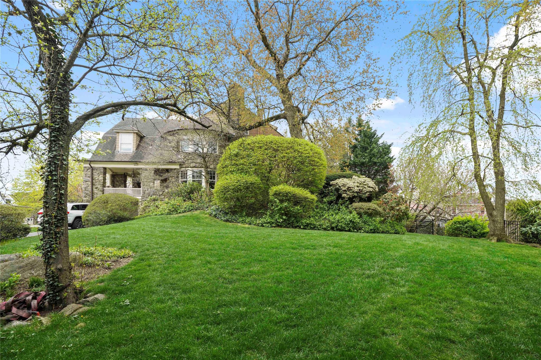 305 Pelhamdale Avenue, Pelham, New York image 32