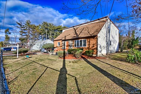 Photo of 467 Carlls Path, Deer Park, NY 11729 (MLS # 929551)