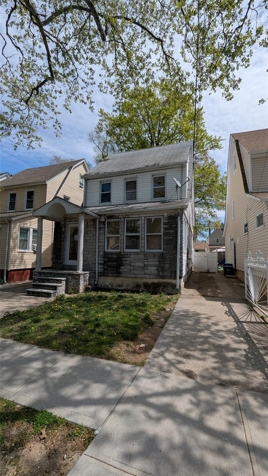 197 Street, Saint Albans, Queens, NY - 3 Bedrooms  
1 Bathrooms  
8 Rooms - 