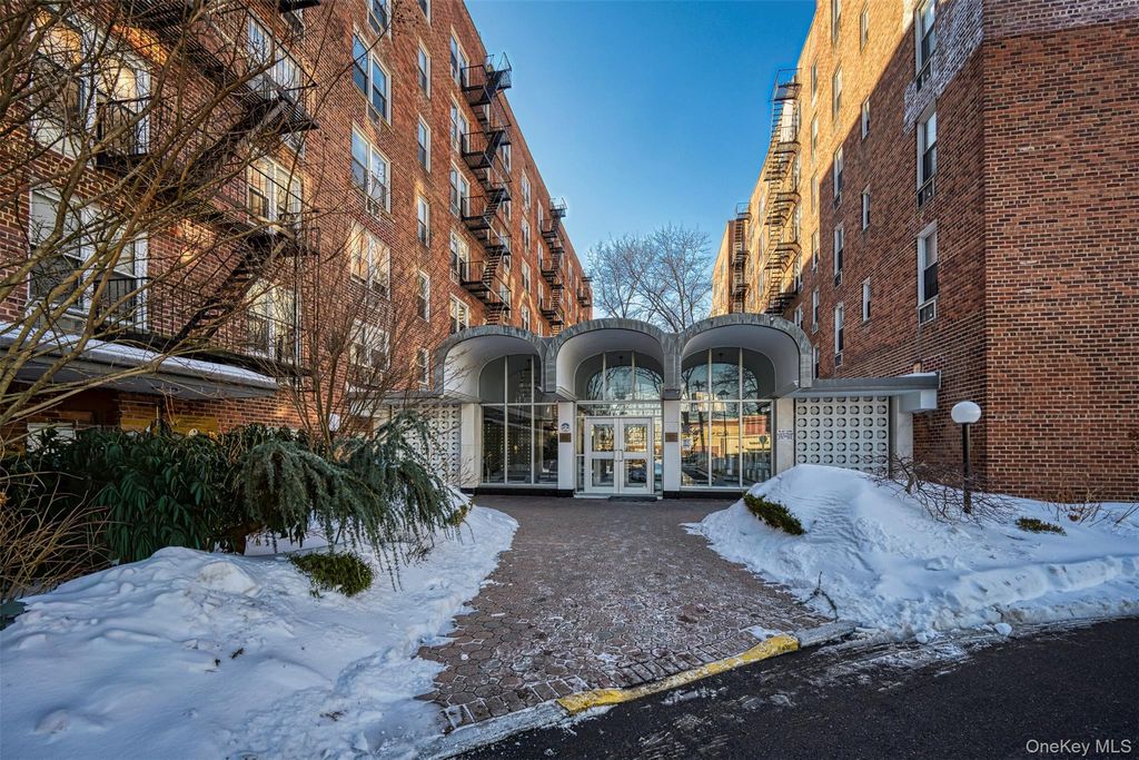 Photo of 54-40 Little Neck Parkway #6G, Little Neck, NY 11362 (MLS # 956961)