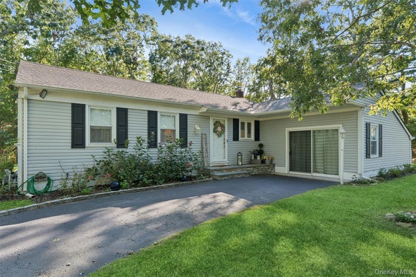 4 ARBOR LN, HAMPTON BAYS, NY 11946 - Image f5ea3836274a6d61c8cf14c6d8c244d5/3127044462