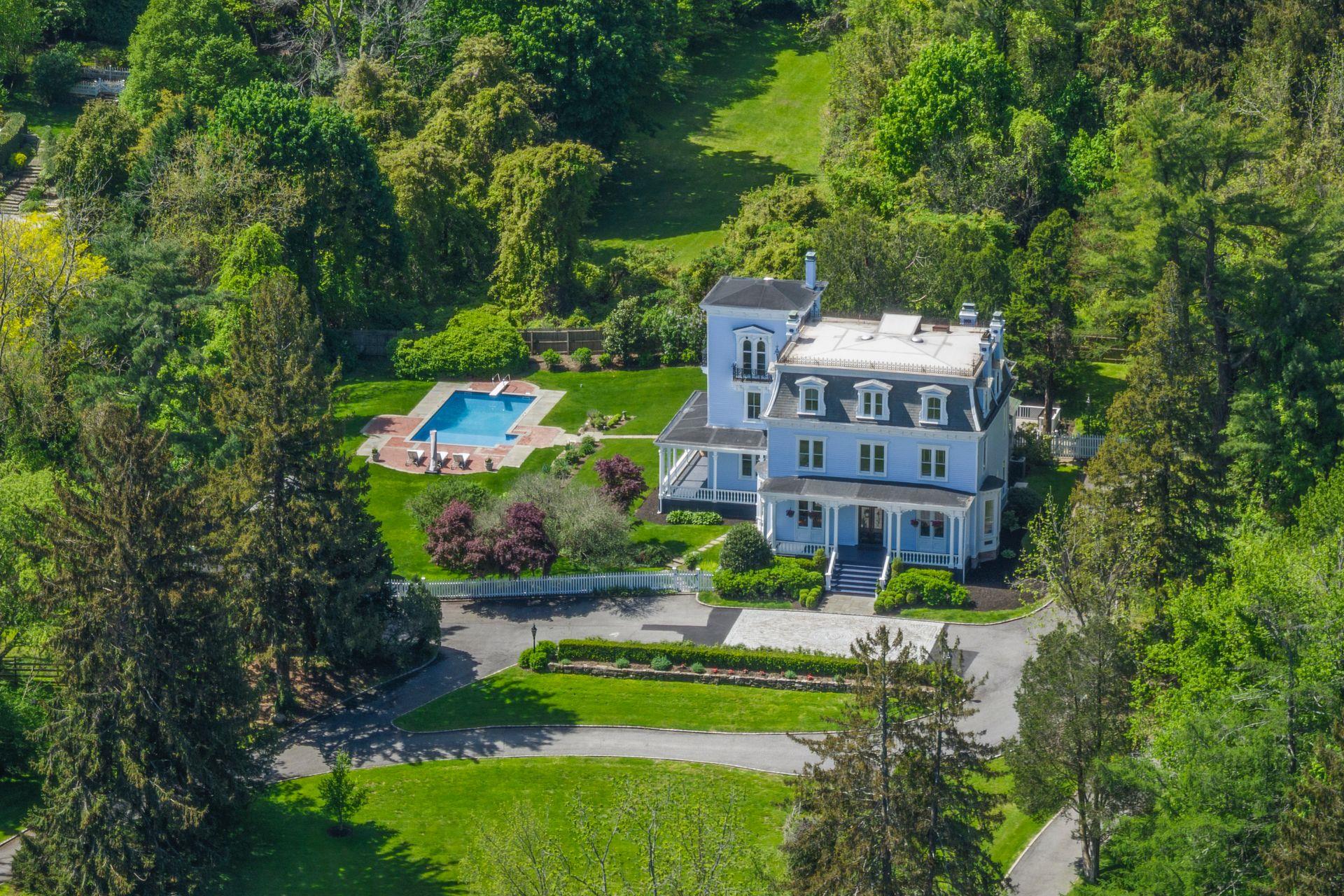 W Neck Road, Lloyd Harbor, Hamptons, NY - 6 Bedrooms  
5 Bathrooms - 