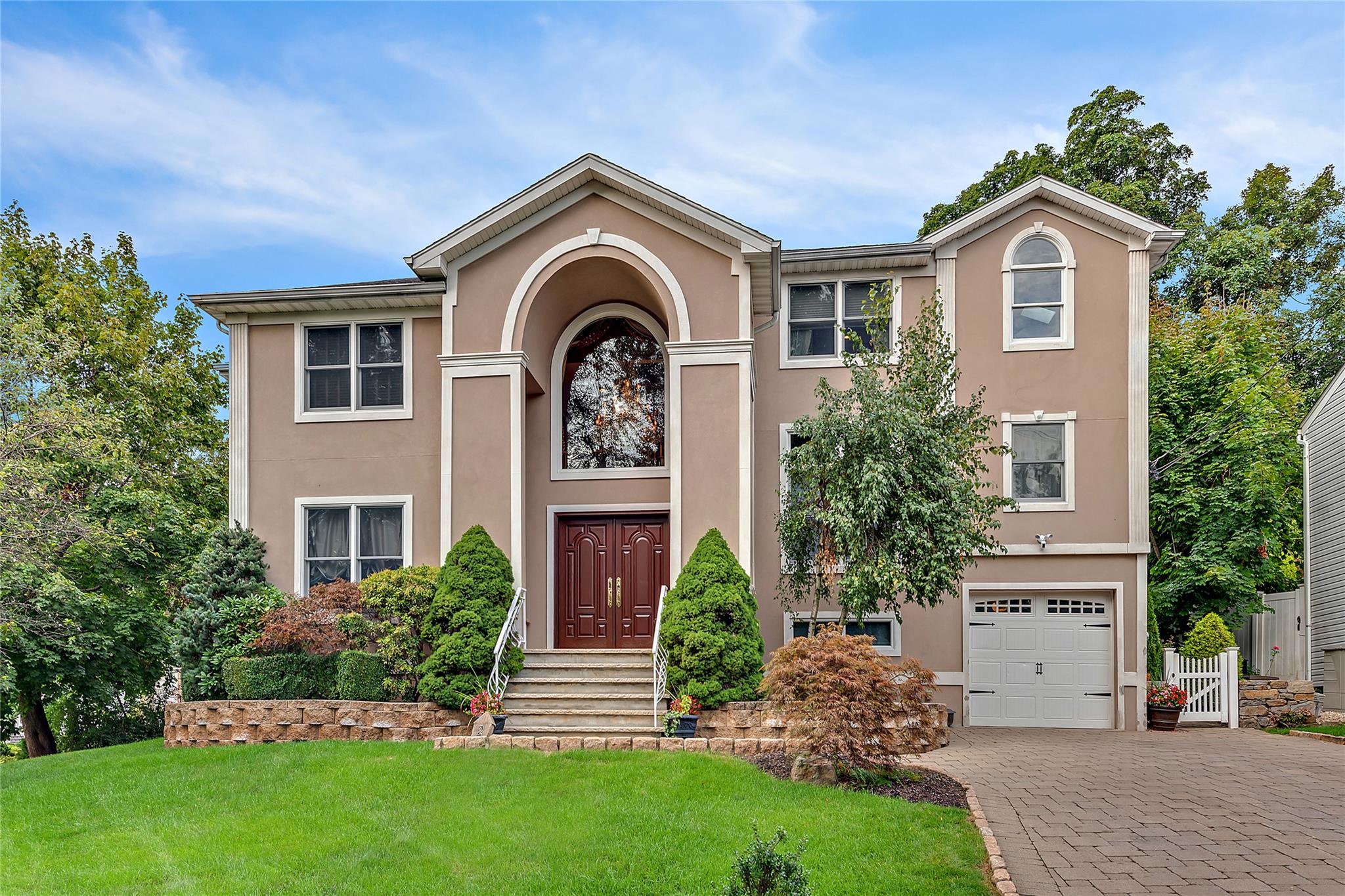 Property for Sale at Dorchester Drive, Yonkers, New York - Bedrooms: 4 
Bathrooms: 3 
Rooms: 9  - $1,399,000