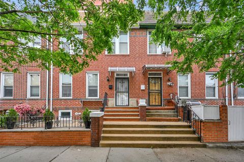 25-66 46th Street Astoria NY 11103