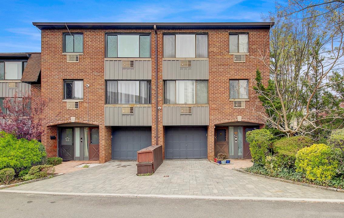 Riverside Drive 1A, Beechhurst, Queens, NY - 3 Bedrooms  
3 Bathrooms  
7 Rooms - 