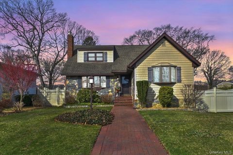 2 Oak Place Massapequa NY 11758