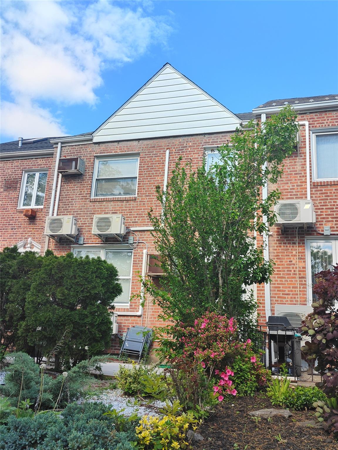 Property for Sale at 72nd Crescent, Kew Garden Hills, Queens, NY - Bedrooms: 4 
Bathrooms: 3 
Rooms: 8  - $1,250,000