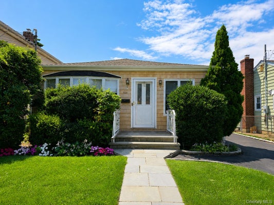 522 WILLOW ST, SOUTH HEMPSTEAD, NY 11550 - Image f6721c37e2999dbbf46e72d76bb8c8e9/95730472