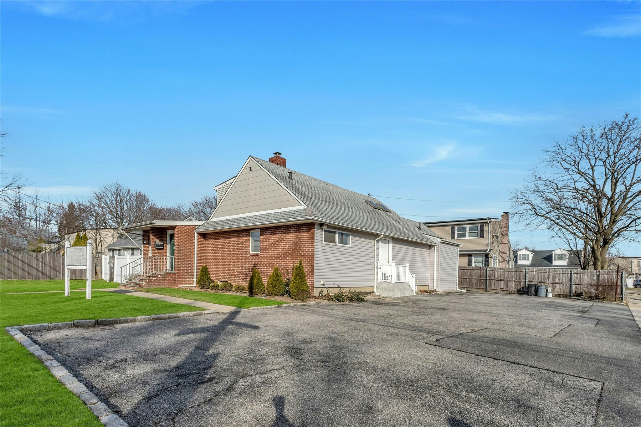 558 Old Country Road, Plainview, New York image 2
