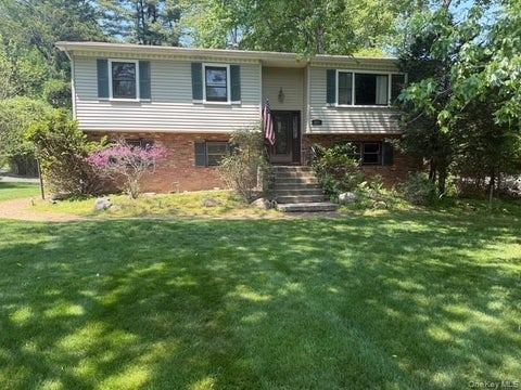 Homes For Sale - 635 S Pascack Road<br/> Chestnut Ridge, NY 10977