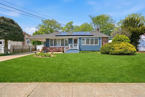 Photo of 23 Glenwood Lane, Huntington, NY 11743 (MLS # 984671)