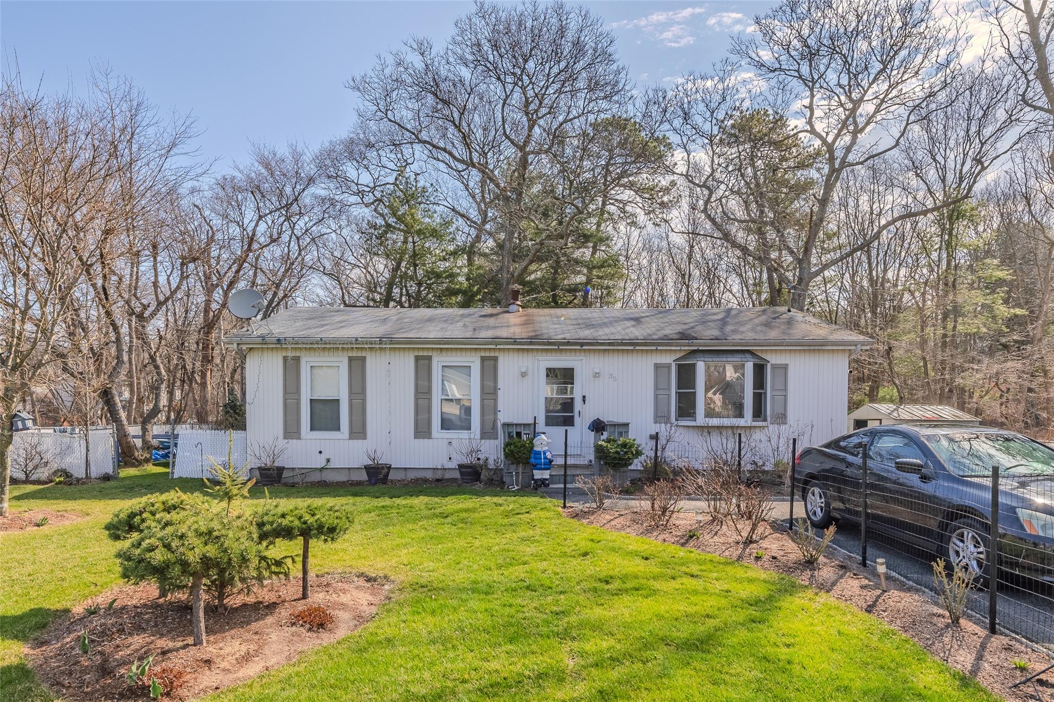 35 Dunbar Avenue, Middle Island, New York image 1