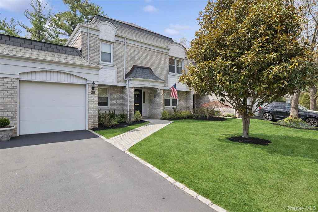 Photo of 25 Fairway Circle S, Manhasset, NY 11030 (MLS # 975209)