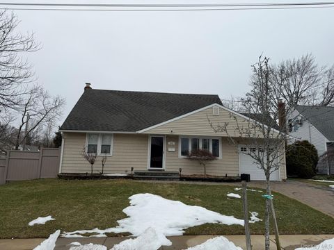 Homes For Sale - 32 Montana Court<br/> Syosset, NY 11791