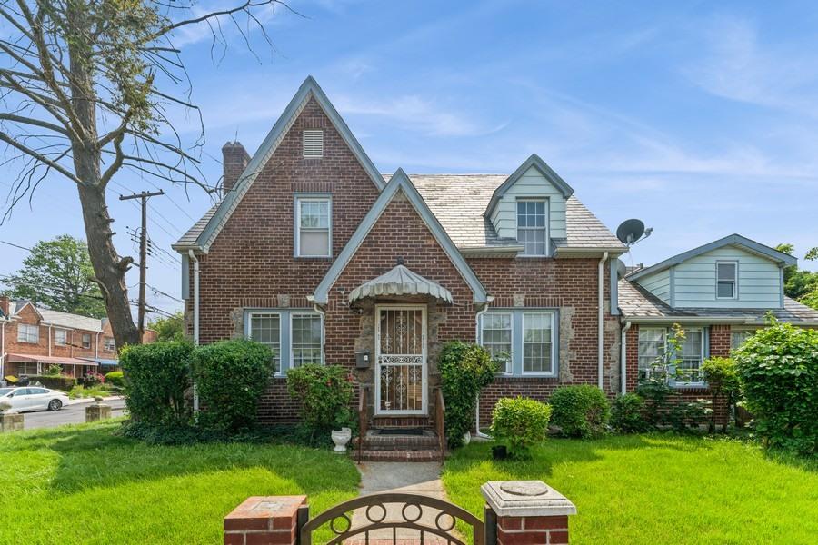Property for Sale at 114th Drive, Saint Albans, Queens, NY - Bedrooms: 5 
Bathrooms: 4 
Rooms: 7  - $745,000
