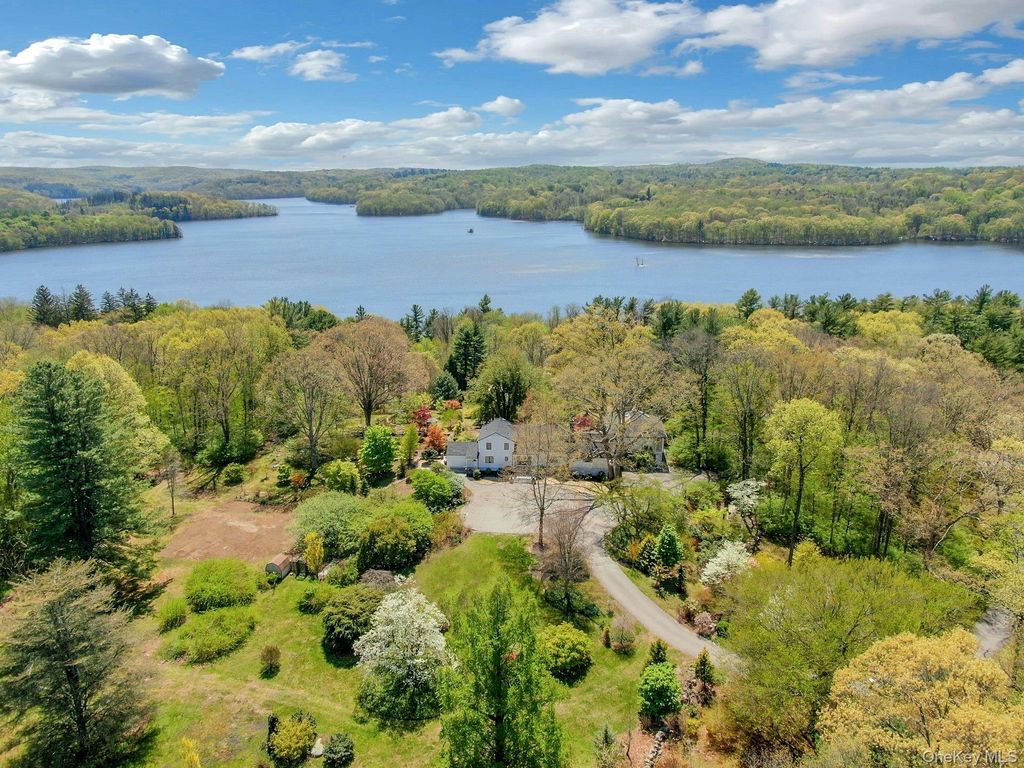 Photo of 380 Cross River Road, Katonah, NY 10536 (MLS # 995540)