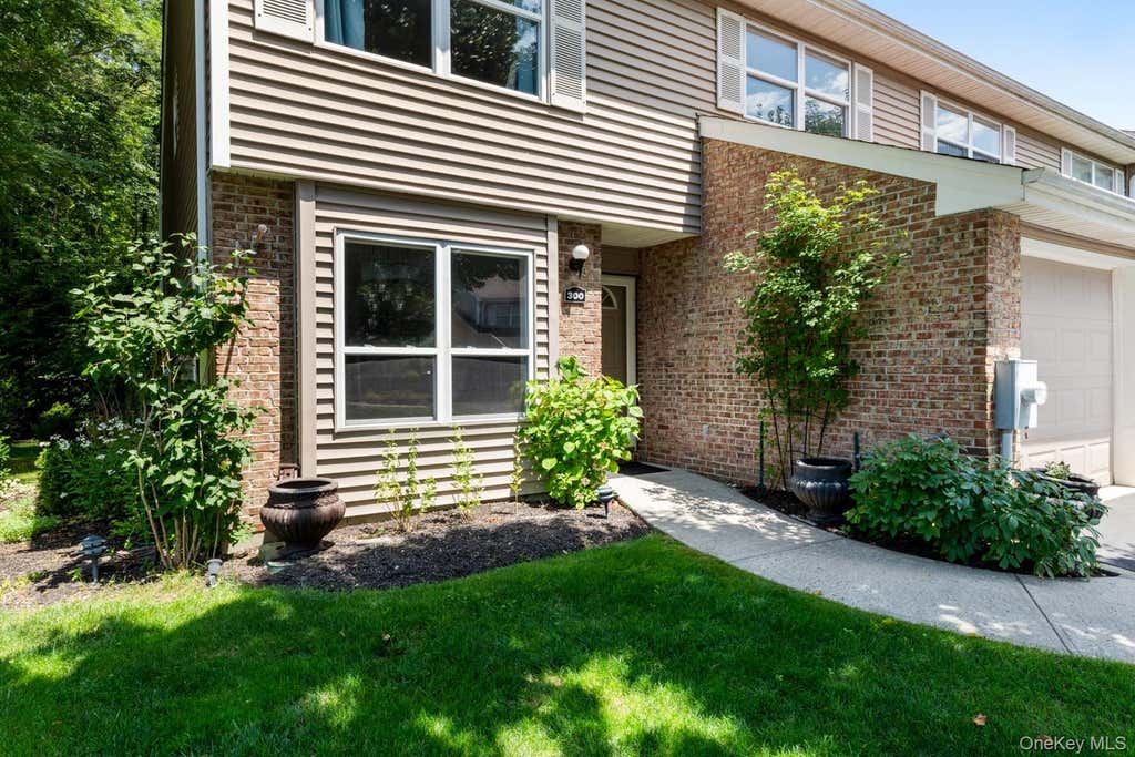 Photo of 300 Pond View Lane, Smithtown, NY 11787 (MLS # 1028158)