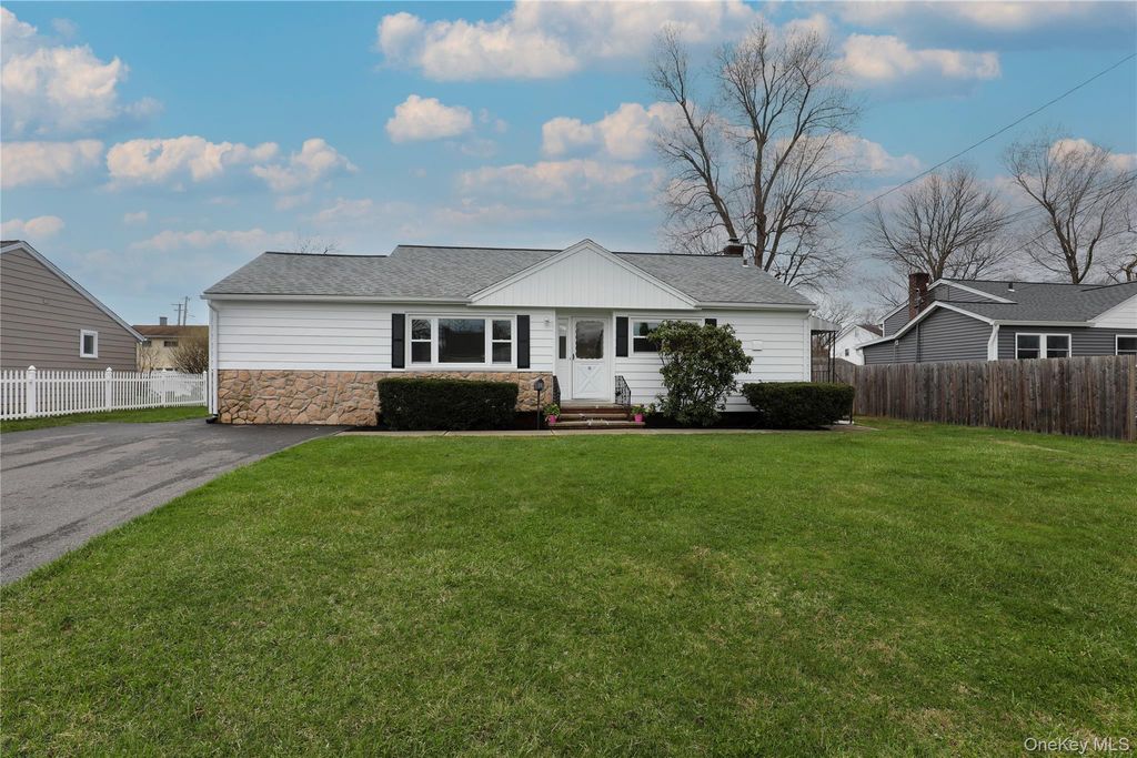 Photo of 11 Mountain View Avenue, Saugerties, NY 12477 (MLS # 980321)