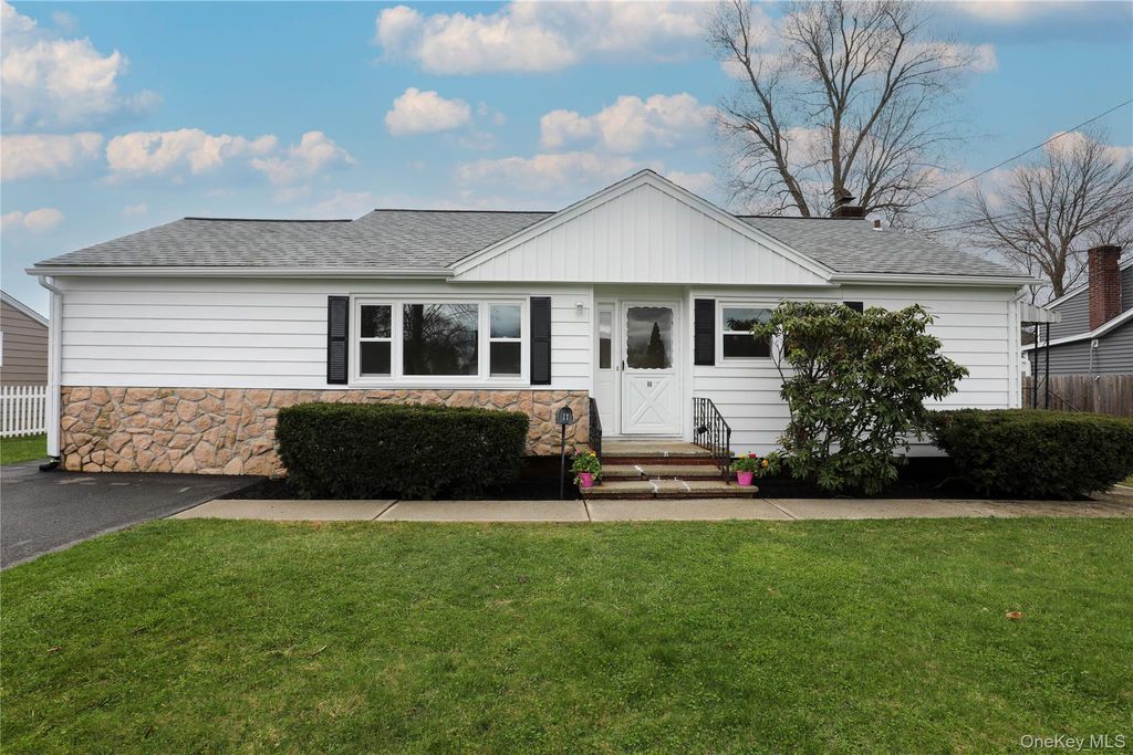 Photo of 11 Mountain View Avenue, Saugerties, NY 12477 (MLS # 980321)