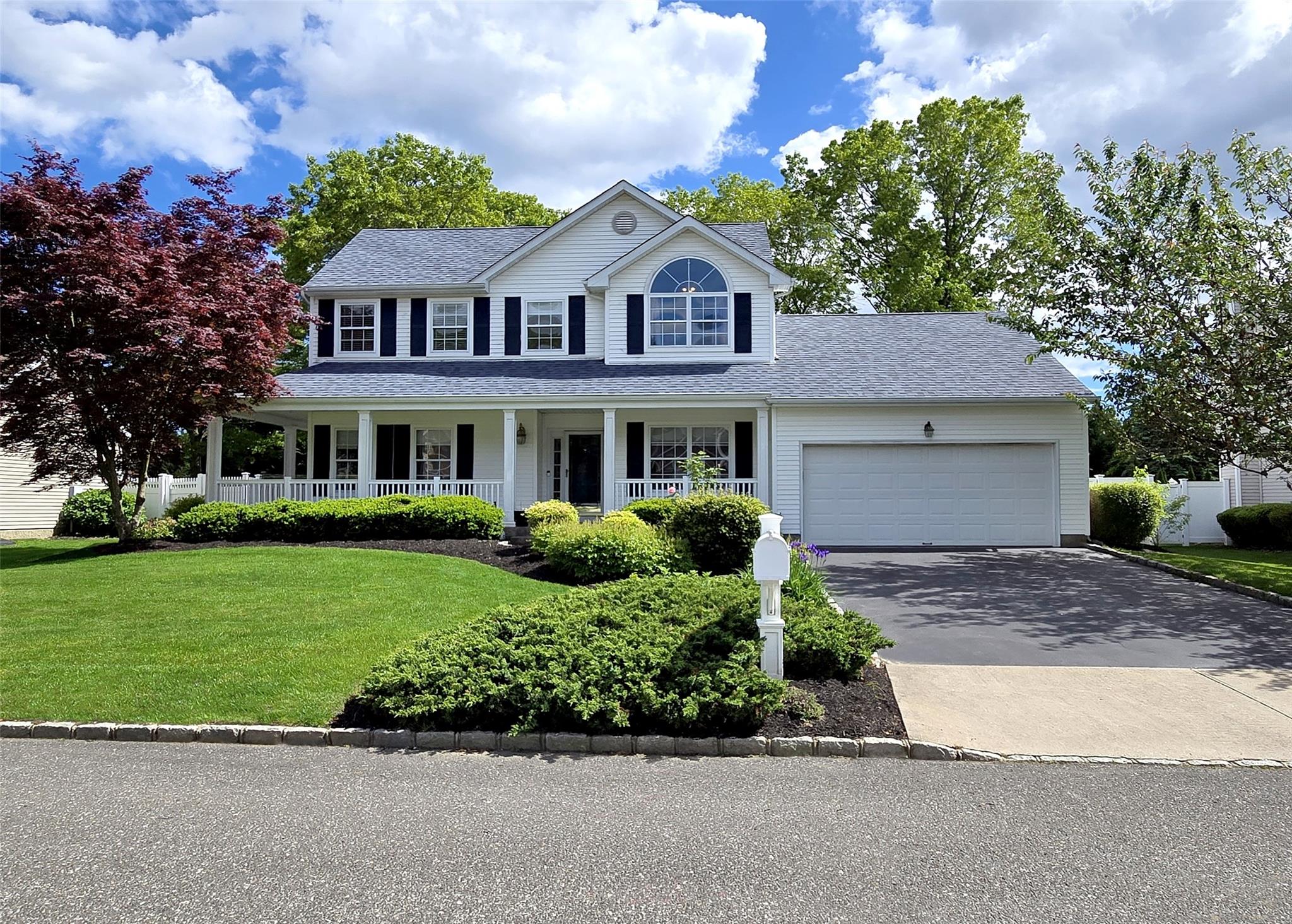 52 Summerfield Drive, Holtsville, New York image 1