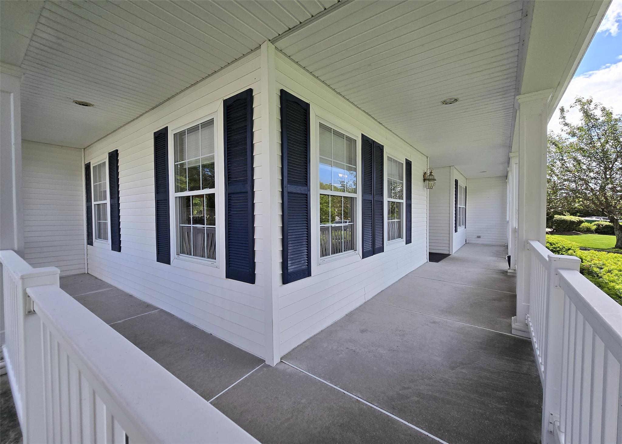 52 Summerfield Drive, Holtsville, New York image 2
