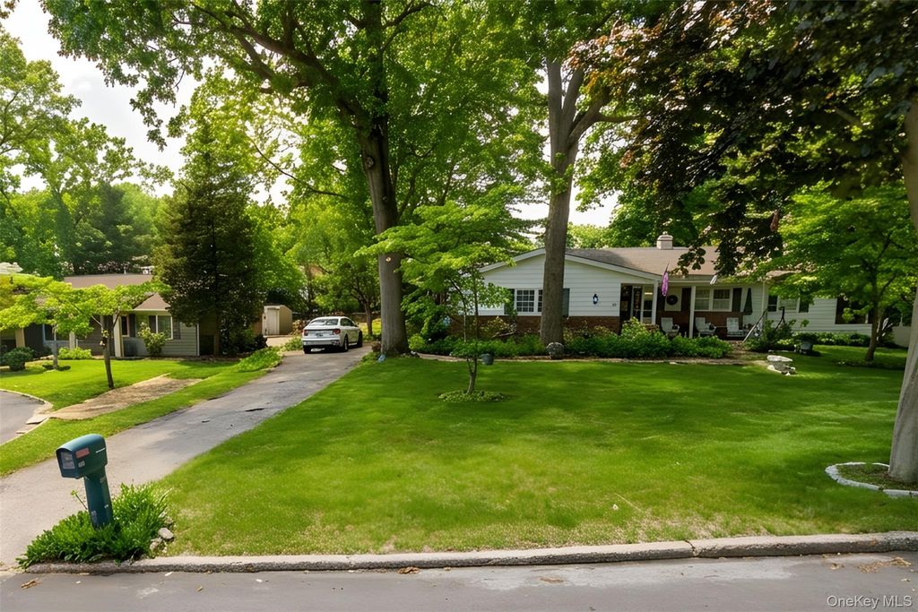 Photo of 32 Derby Place, Smithtown, NY 11787 (MLS # 981392)