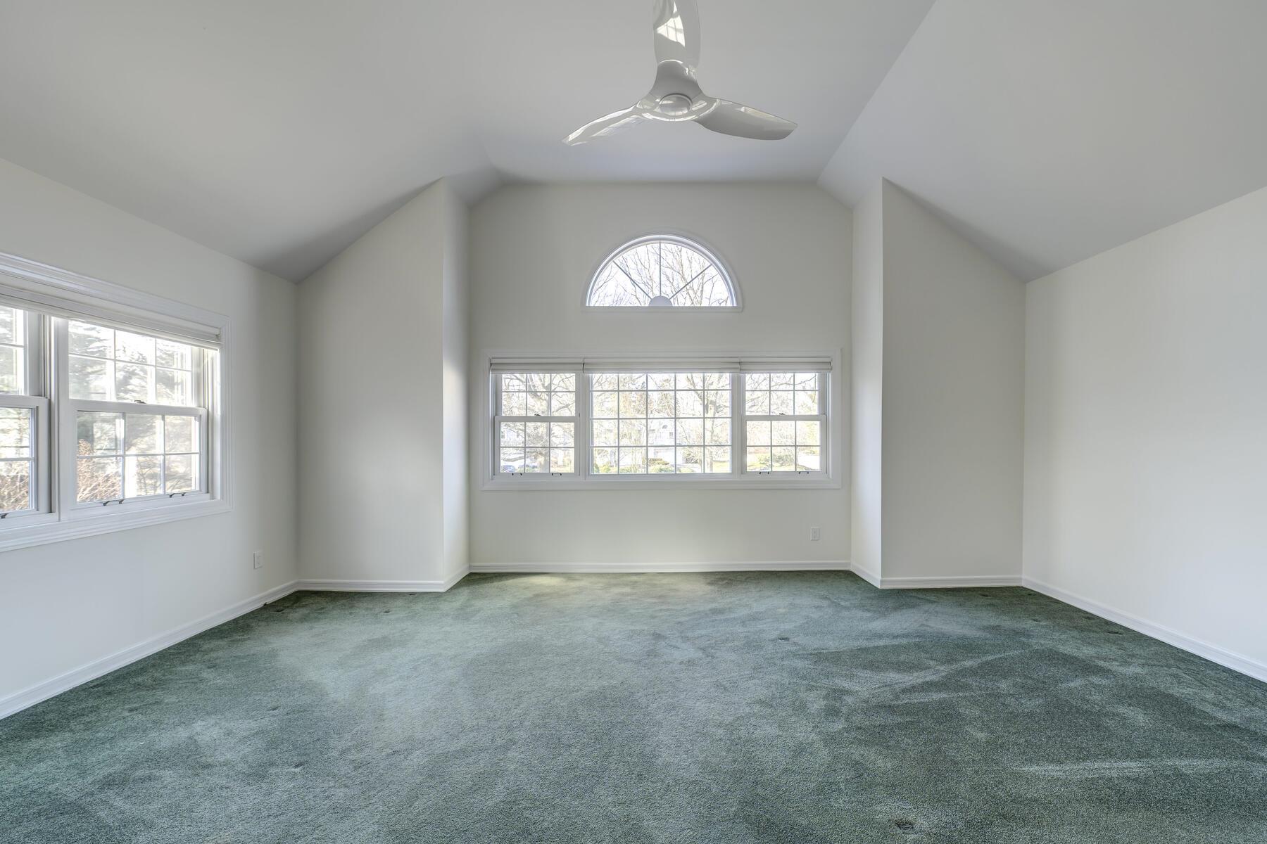 22 Beechwood Court, Glen Cove, New York image 18