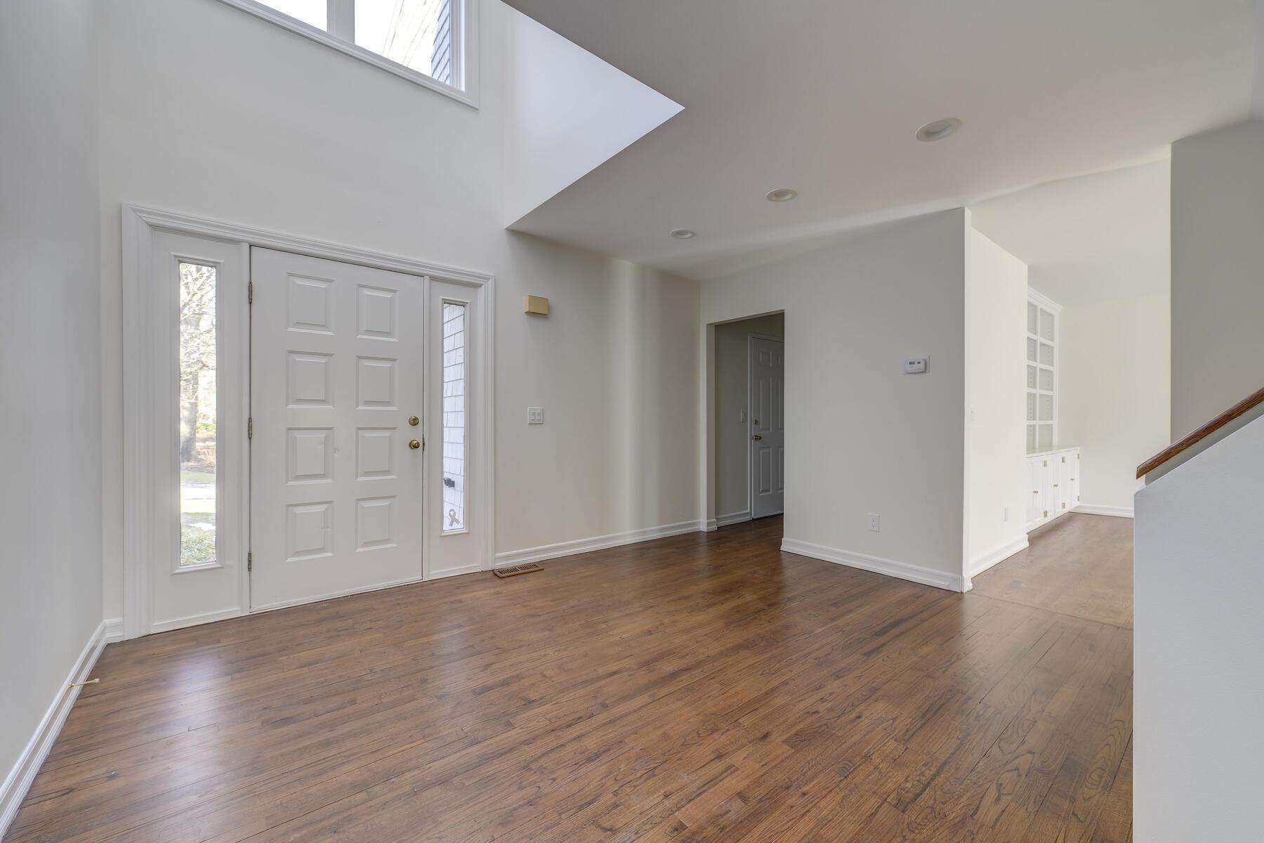 22 Beechwood Court, Glen Cove, New York image 2