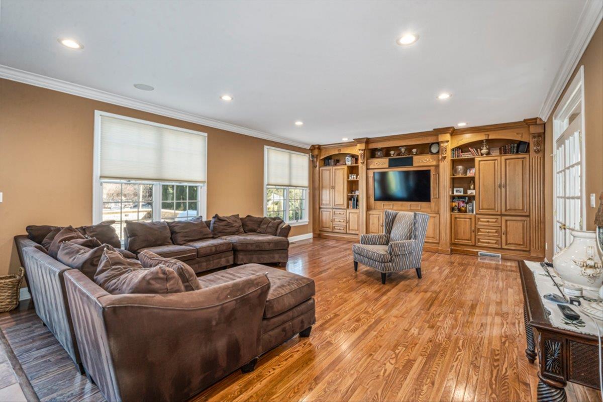 22 Turnberry Court, Dix Hills, New York image 2