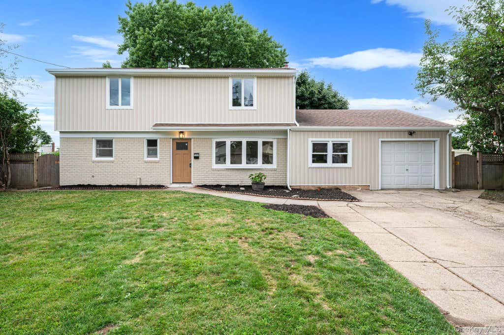 Photo of 532 French Avenue, North Babylon, NY 11703 (MLS # 1033104)
