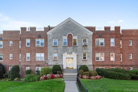 Photo of 108 S Village Ave #2B, Rockville Centre, NY 11570 (MLS # 925318) Photo of 108 S Village Ave #2B, Rockville Centre, NY 11570 (MLS # 925318)