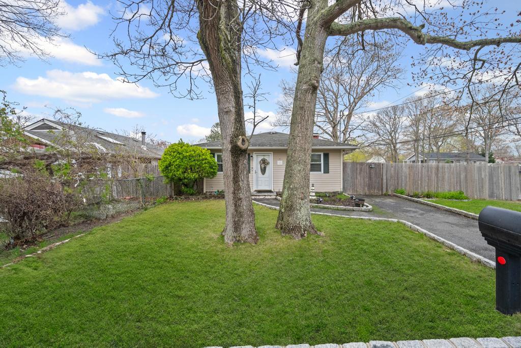 133 Parkwood Drive, Shirley, New York image 4