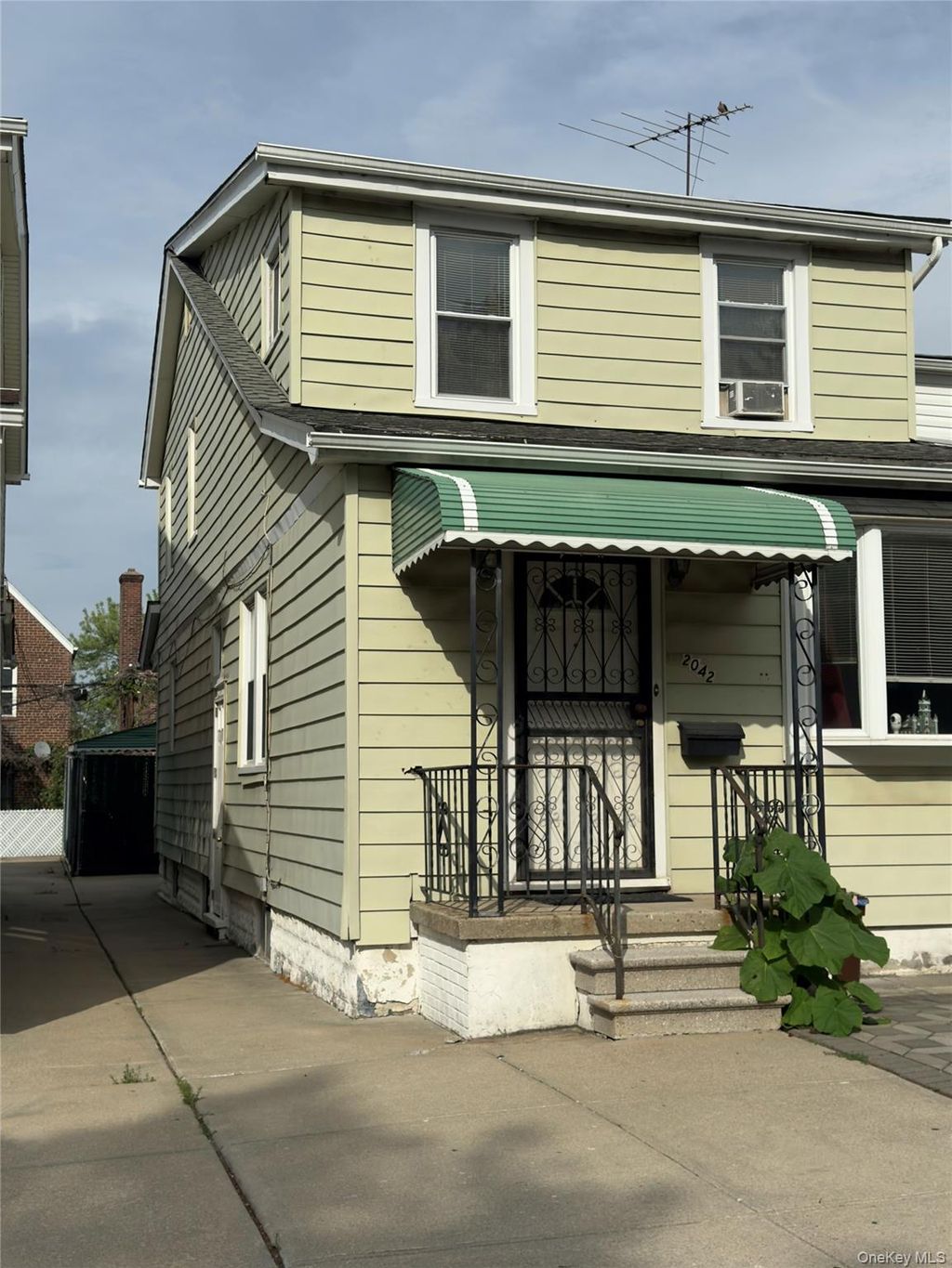 Photo of 2042 Colonial Avenue, Bronx, NY 10461 (MLS # 1024722)