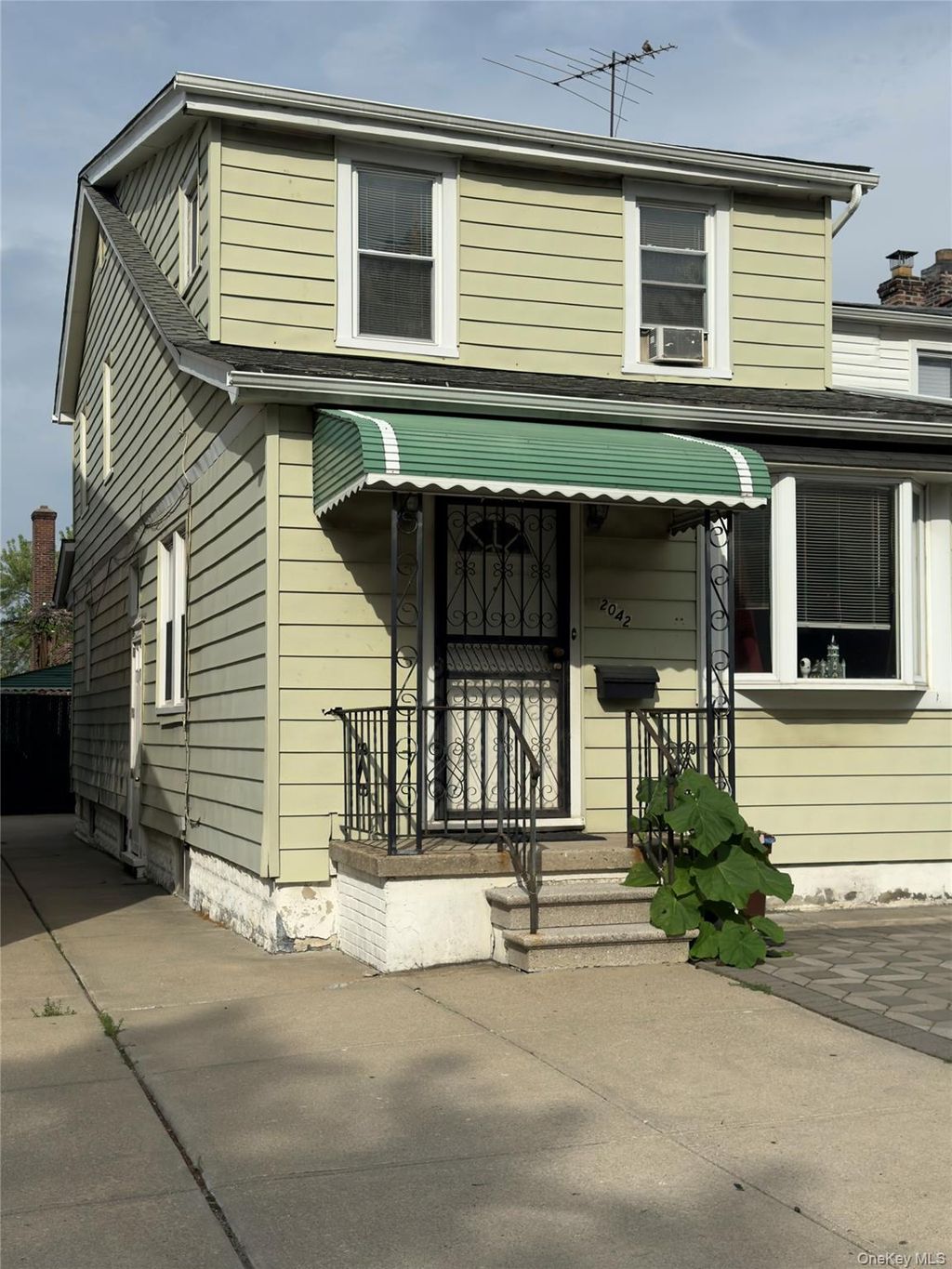Photo of 2042 Colonial Avenue, Bronx, NY 10461 (MLS # 1024722)