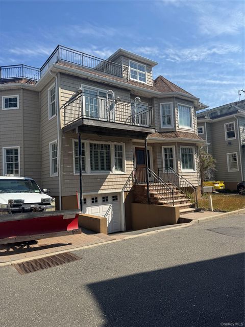 Homes For Rent - 3 Pennsylvania Court<br/> Long Beach, NY 11561