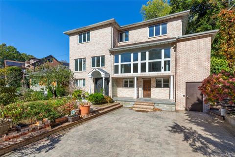 Photo of 7157 Douglaston Parkway, Little Neck, NY 11362 (MLS # 927358)