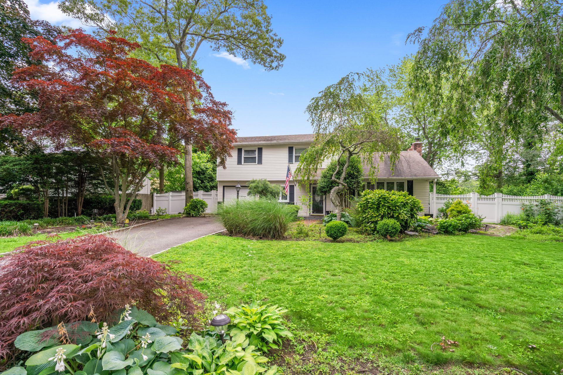 Fernwood Drive, Commack, Hamptons, NY - 4 Bedrooms  
2 Bathrooms - 