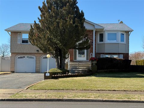 Homes For Sale - 10 Mariners Circle<br/> West Islip, NY 11795