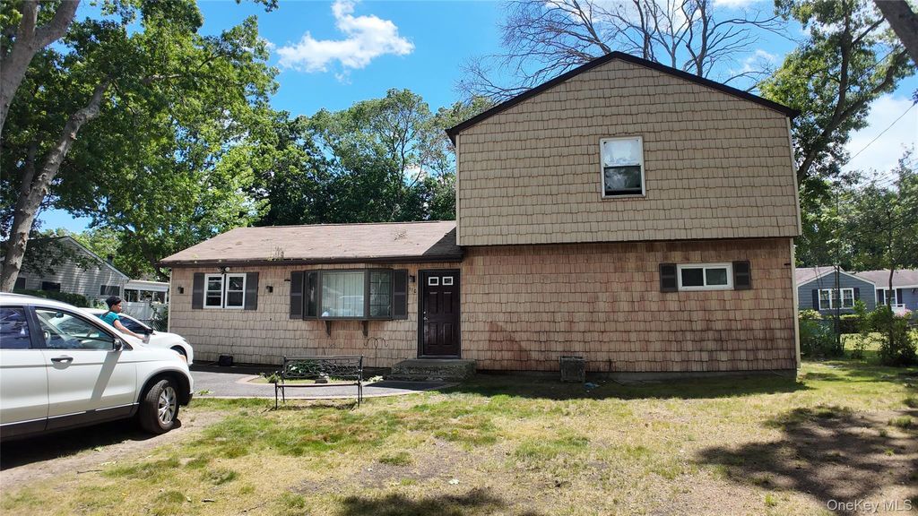 Photo of 110 Queen Street, Bay Shore, NY 11706 (MLS # 1010728)