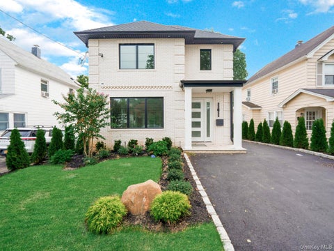 Homes For Sale - 7 Floyd<br/> Great Neck, NY 11024