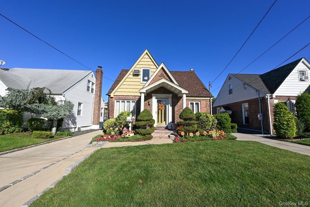 Photo of 233 Cleveland Street, Franklin Square, NY 11010 (MLS # 1050608)
