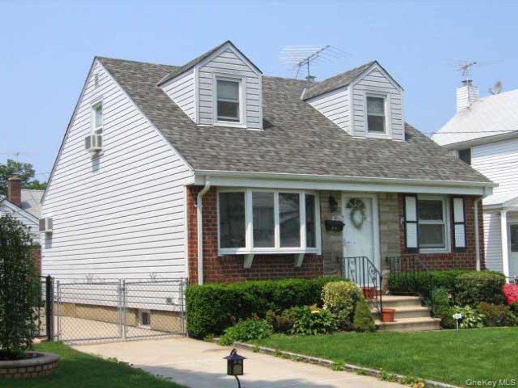 Photo of 251 McKinley Parkway, Mineola, NY 11501 (MLS # 1004360)