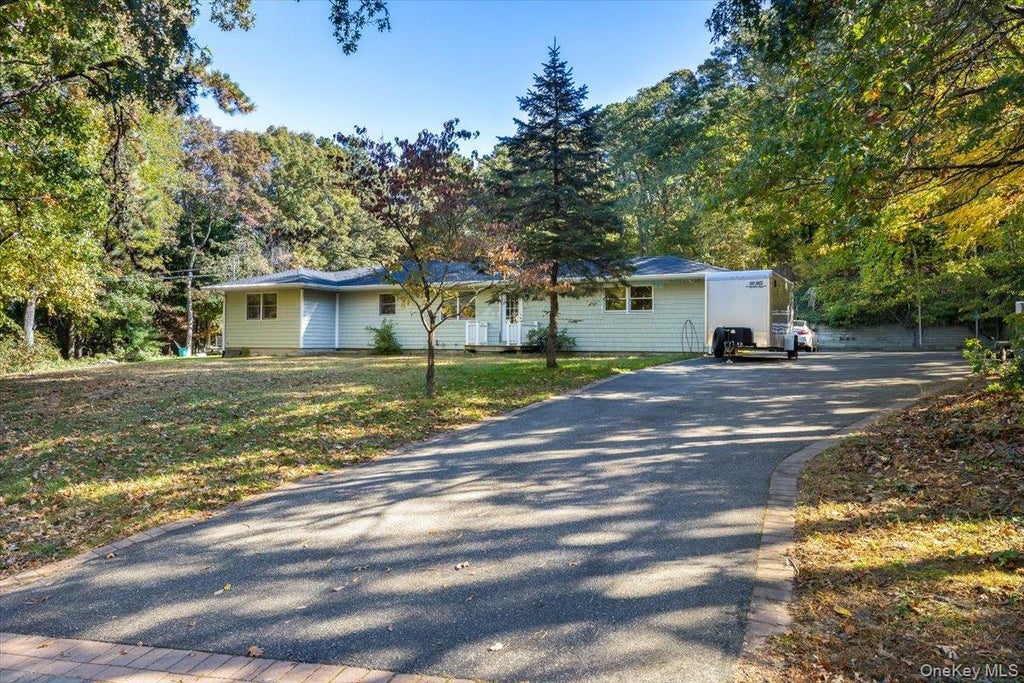 Photo of 97 Ledgewood Drive, Smithtown, NY 11787 (MLS # 1066841)